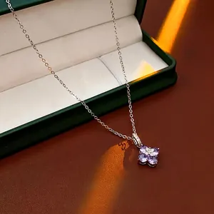 Collier élégant avec pendentif trèfle à quatre feuilles en zircon violet et chaîne en argent