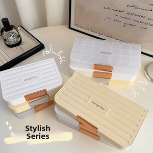 Boîtes à bijoux empilables avec design rayé valise et fermoir en métal sur table chic