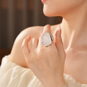 Dettaglio di un anello minimalista da donna con gemma quadrata e fascia in metallo argento