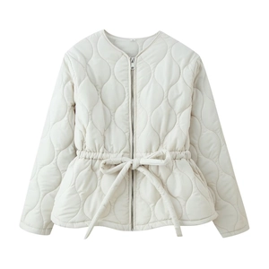 Veste matelassée beige à col rond avec ceinture à la taille et fermeture éclair