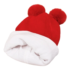 Vista dettagliata della calda fodera in pile bianco in un cappello invernale rosso