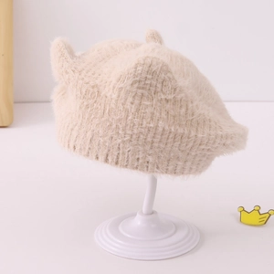 Détail de béret en tricot beige avec oreilles de chat mignonnes en peluche douce