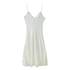 Élégante robe nuisette blanche en satin avec bordure en dentelle et col en V chic