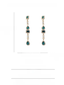 Vue macro des boucles d'oreilles émeraude avec tige en argent S925 et dimensions