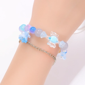 Primer plano de pulsera de doble capa con cuentas de resina de colores y cadena de plata