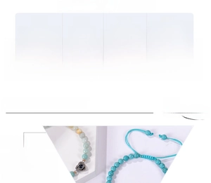 Dettaglio del bracciale di perle in pietra naturale con pietra di proiezione a cuore