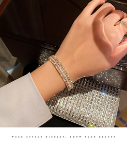 Effet porté d'un ensemble bracelet et bague dorés en zircon pour femme dans un cadre élégant