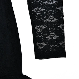 Détails de manches en dentelle noire sur le tissu de cette robe à manches longues