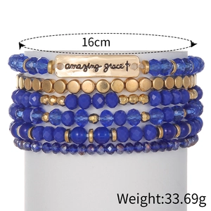 Détail de l'ensemble de 6 bracelets en perles bleues avec gravure Amazing Grace exposée