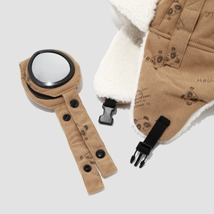 Detail der braunen Cord-Fliegermütze mit Lammwollfutter und abnehmbarer Brille für Kinder