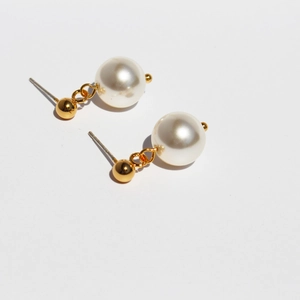 Elegant pearl earrings with black onyx sphere and S925 silver needle for daily wear