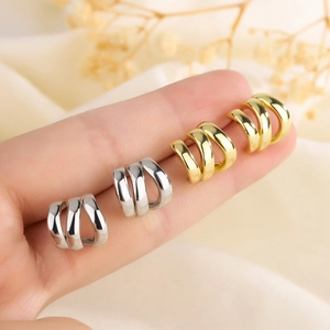 Ear cuffs minimalistas de plata de ley 925 en oro y plata usados por una modelo