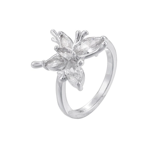 Détail d'une bague géométrique argentée avec zircons en forme de pétales de fleurs