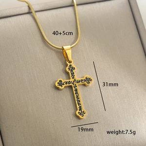 Détail montrant les dimensions du pendentif croix dorée et la chaîne de 40+5 cm