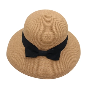 Cappello di paglia a tesa larga con nastro nero in classico stile estivo vintage