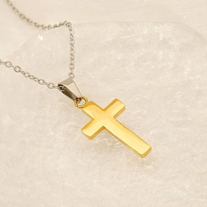 Pendentif croix dorée polie sur une chaîne en acier inoxydable argenté pour femme