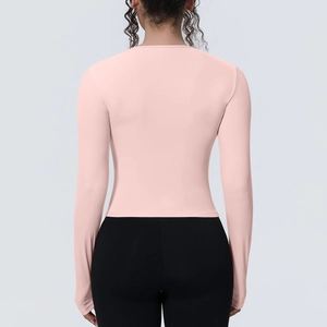 Vue arrière du haut de yoga rose à manches longues, coupe ajustée en tissu extensible