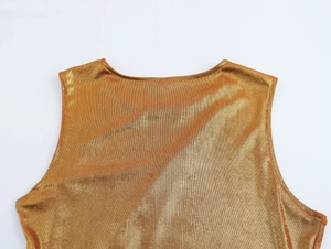 Détail d'une robe sans manches dorée avec texture métallique et col rond élégant