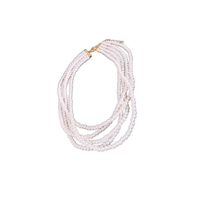 Élégant collier de perles blanches multicouches avec plusieurs rangs et fermoir doré