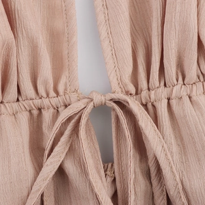 Ensemble de vacances rose texturé avec haut dos nu à nouer et pantalon fluide chic