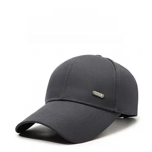Vue détaillée d'une casquette de baseball en coton gris foncé avec plaque en métal Fashion