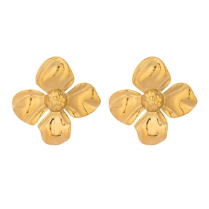 Detailansicht goldener Blumenohrringe mit polierten Blütenblättern und Textur in der Mitte