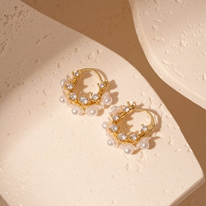 Eleganti orecchini a cerchio dorati con petali di perla e zirconi su base in pietra