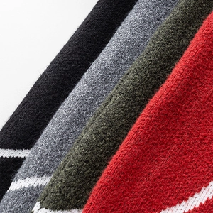Makro-Detail der Strickjacken-Stoffstruktur in Schwarz Grau Armeegrün und Rot