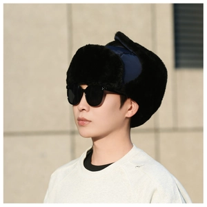 Détail du chapeau de trappeur bleu marine avec doublure en fausse fourrure noire
