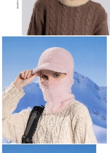Détail de la capuche en peluche rose avec masque intégré et texture en fourrure douce