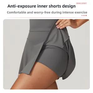 Dettaglio della gonna da tennis a trapezio grigio scuro con pantaloncini interni integrati