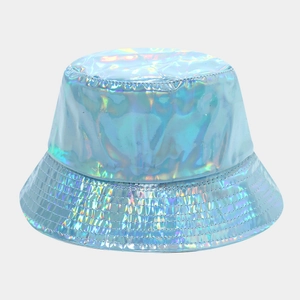 Vue détaillée du chapeau bob laser iridescent avec des coutures renforcées sur le bord