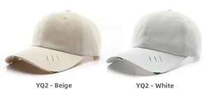 Detailansicht beige und weißer Baumwoll-Basecaps mit Vintage-Effekt am Schirm