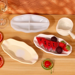 Détail du moule en silicone à 4 compartiments ondulés avec plateau de fruits jaune crème