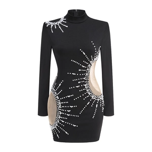Mini-robe noire à manches longues avec découpes en mesh et détails élégants de perles