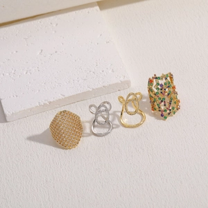 Set di 4 anelli geometrici placcati oro con pietre colorate e zirconi incastonati