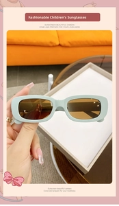 Détail de lunettes de soleil enfant rectangulaires vert menthe avec verres foncés