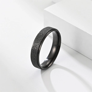 Anello minimalista in acciaio al titanio nero opaco con finitura superficiale satinata