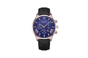 Dettaglio dell'orologio al quarzo multifunzione con quadrante blu e cinturino in pelle
