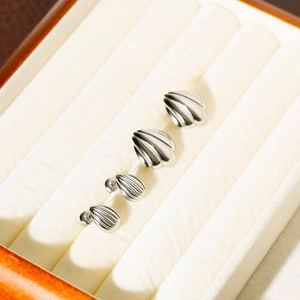 Elegante Muschelohrringe aus Titanstahl mit glatten und gerippten Silberoberflächen
