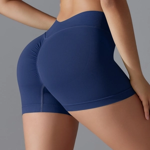 Gros plan du short de yoga bleu foncé sans couture avec effet push-up et taille haute