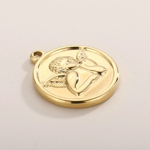 Pendentif rond doré en acier inoxydable avec relief détaillé d'un ange Cupidon