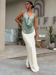 Ensemble élégant avec haut licou à paillettes vertes et jupe longue en satin blanc