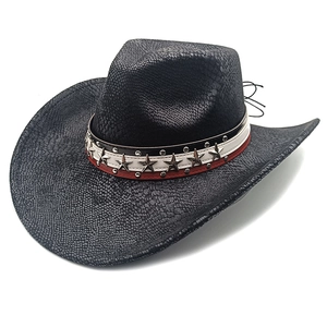 Schwarzer Cowboyhut mit Schlangenmuster, Sternnieten und dreifarbigem Band auf Weiß