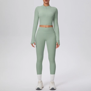 Détail d'un ensemble de yoga vert menthe avec legging taille haute et haut zippé à passe-pouces