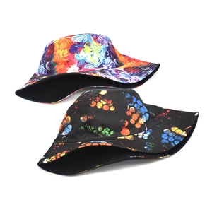 Cappelli a secchiello estivi alla moda con stampa astratta colorata e motivi a pois vivaci