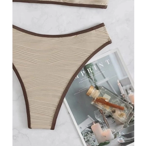 Slip bikini a vita alta beige chiaro con trama a coste e rifiniture marrone scuro
