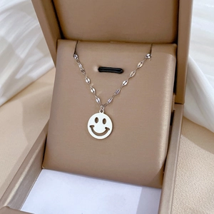 Silberne Halskette mit Smiley-Anhänger und Gliederkette in einer edlen Schmuckschatulle