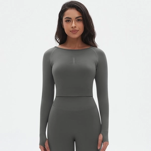 Détail du haut de yoga gris anthracite sans couture avec passe-pouces et coupe ajustée