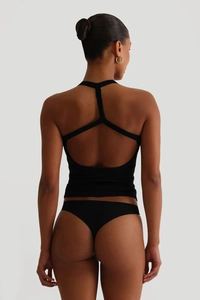 Rückansicht eines schwarzen rückenfreien Yoga-Tops mit passender Hose für Damen